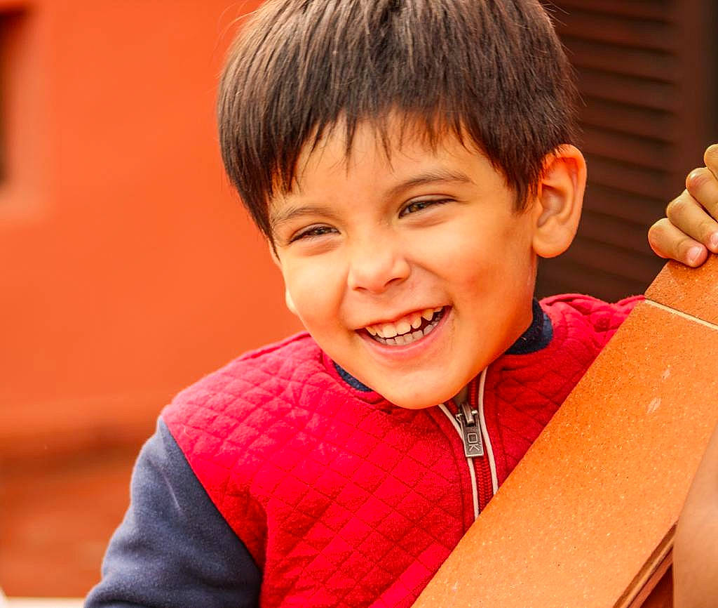 Maxime a rejoint le concours — aidez-le/la à gagner de superbes lots ! bangs, cheek, child, chin, close_up, eye, fun, gesture, hair, hairstyle, happy, joy, laugh, neck, nose, person, portrait_photography, skin, sleeve, smile