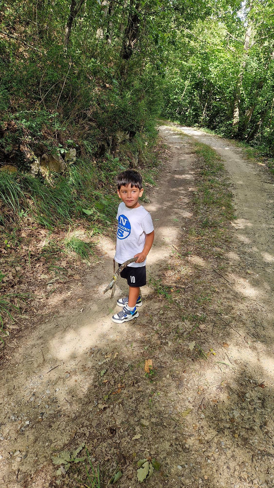 Maxime a rejoint le concours — aidez-le/la à gagner de superbes lots ! asphalt, electric_blue, forest, grass, joy, landscape, leisure, natural_environment, people_in_nature, person, plant, recreation, road, road_surface, running, shorts, soil, toddler, trail, tree
