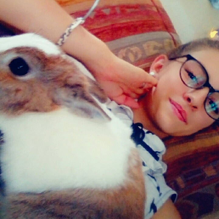 Albert a rejoint le concours — aidez-le/la à gagner de superbes lots ! beauty, child, cool, ear, eye, eyebrow, eyewear, fur, gesture, glasses, hand, human, love, nose, photography, rabbit, rabbits_and_hares, selfie, vision_care