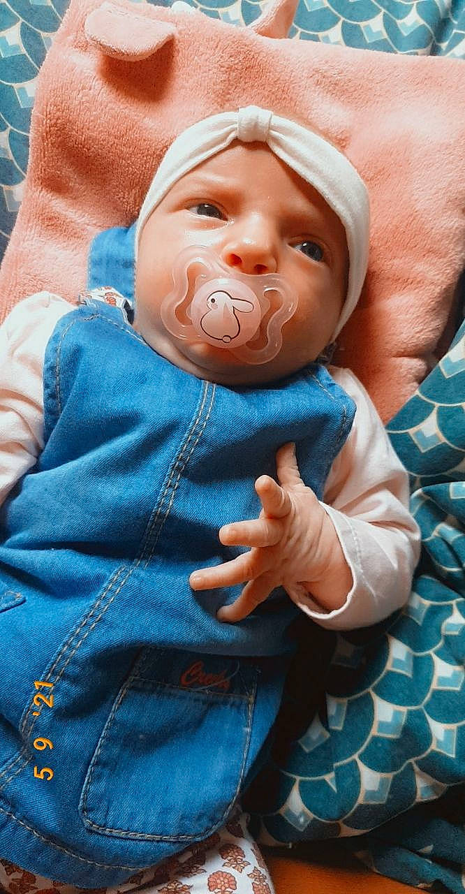Taliana a rejoint le concours — aidez-le/la à gagner de superbes lots ! baby, baby_toddler_clothing, blue, cheek, child, comfort, electric_blue, finger, gesture, hand, happy, headwear, linens, lip, nail, nose, person, skin, sleeve, thumb