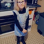 Eleanore a rejoint le concours — aidez-le/la à gagner de superbes lots ! accessories, appliance, bag, clothing, coat, device, electricaldevice, face, footwear, glasses, handbag, head, indoors, jacket, microwave, oven, pants, person, shoe, standing