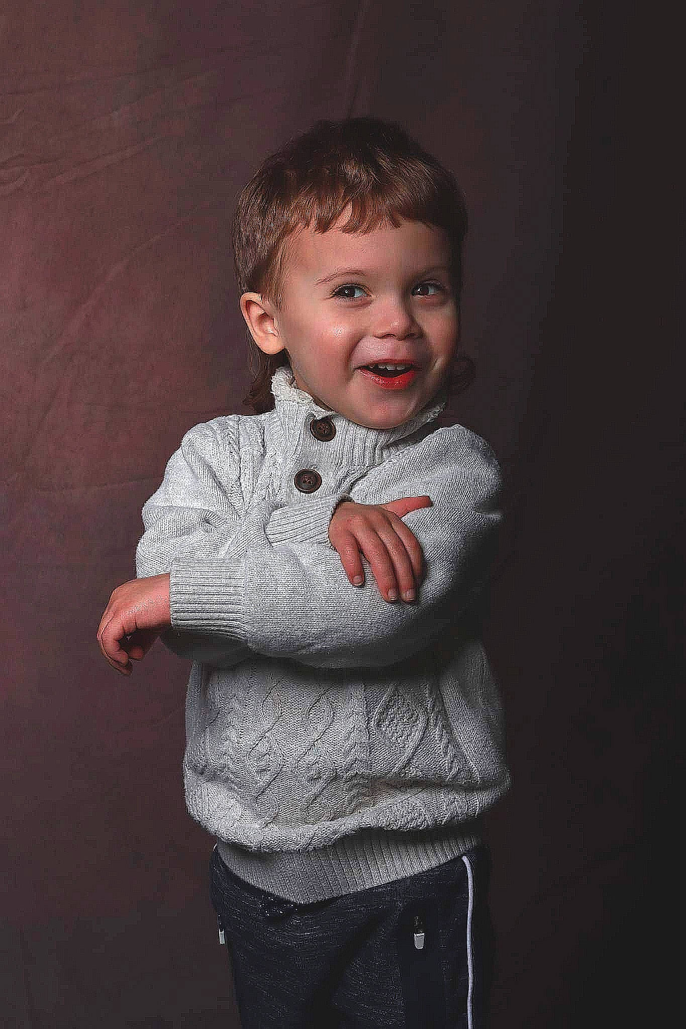 éden a rejoint le concours — aidez-le/la à gagner de superbes lots ! baby, baby_toddler_clothing, cheek, chin, collar, darkness, dress_shirt, elbow, flash_photography, fun, gesture, grey, happy, monochrome, monochrome_photography, nose, person, sleeve, smile, t_shirt