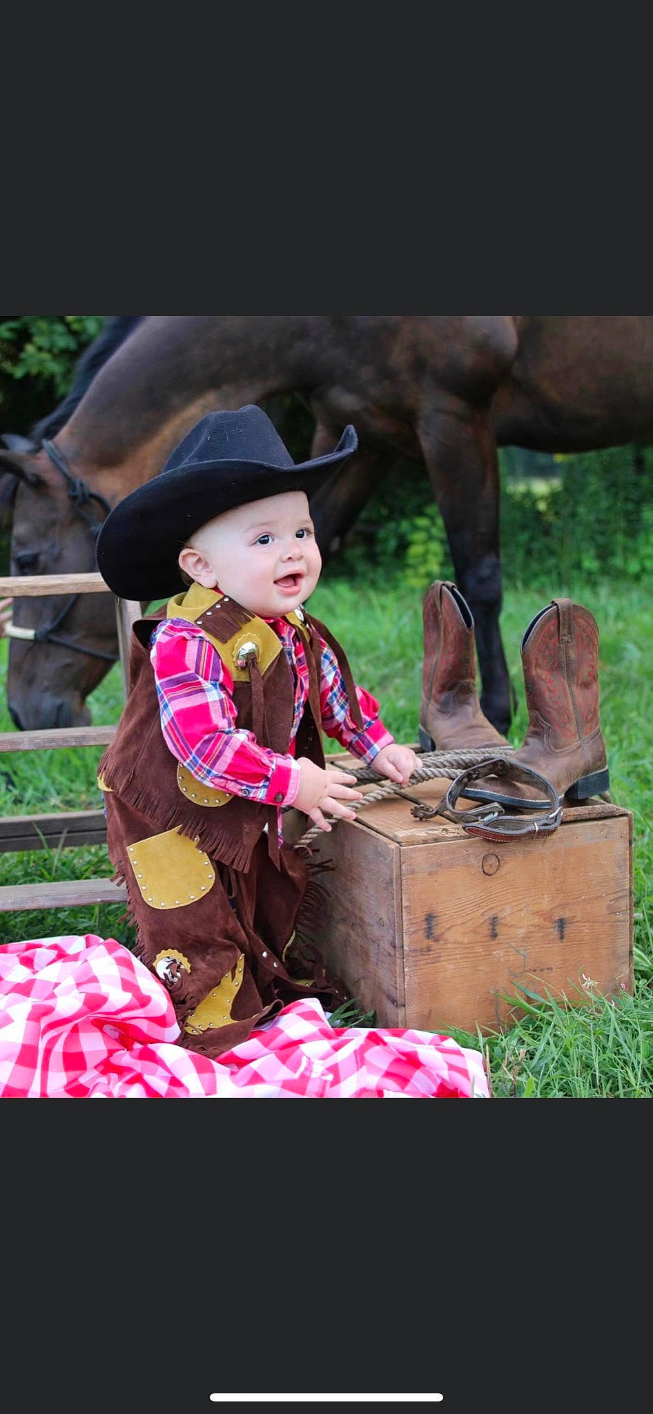 Cruz is registered to the contest to win money with this photo: child, event, fun, grass, happy, hat, headwear, human, leisure, mammal, people, person, pink, plant, recreation, smile, sun_hat, temple, toddler, tradition