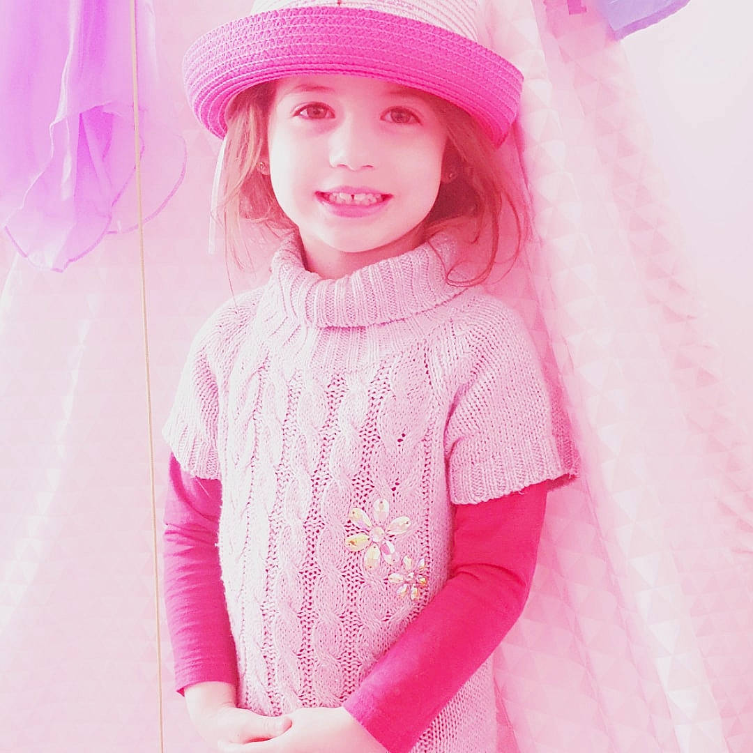 Aëlis a rejoint le concours — aidez-le/la à gagner de superbes lots ! baby_toddler_clothing, beauty, dress, embellishment, eye, face, happy, hat, head, headgear, headwear, joy, lip, magenta, pattern, person, pink, purple, skin, sleeve