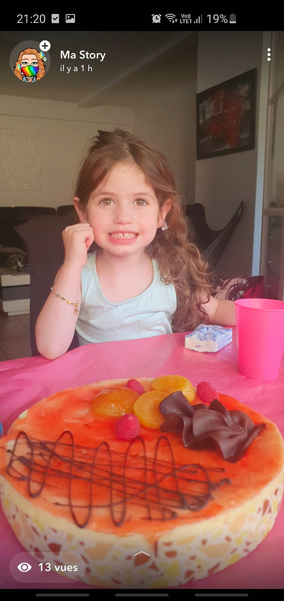 Aëlis participe au concours pour gagner de l'argent avec cette photo : baked_goods, baking, birthday_cake, birthday_party, cake, cake_decorating, child, cuisine, dessert, food, fun, ingredient, joy, orange, person, pink, plate, sharing, smile, sweetness