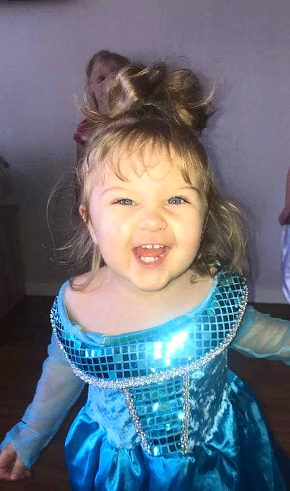 Milla participe au concours pour gagner de l'argent avec cette photo : arm, cool, eyelash, flash_photography, fun, gesture, hair, hairstyle, happy, human_body, iris, joint, lip, mouth, neck, organ, person, shoulder, skin, smile