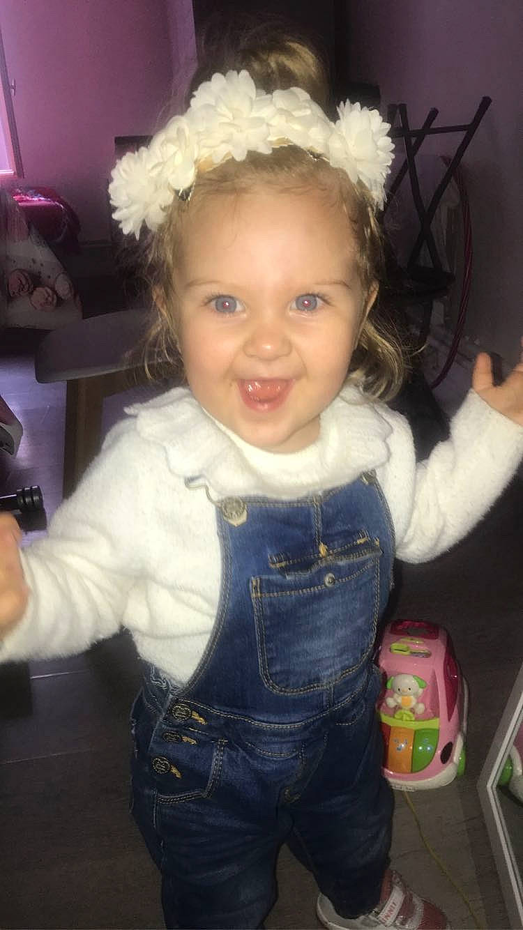 Milla participe au concours pour gagner de l'argent avec cette photo : baby_toddler_clothing, cheek, child, clothing, cool, eye, fun, hair, hairstyle, happy, head, headband, headpiece, human_body, iris, joy, person, skin, sleeve, smile