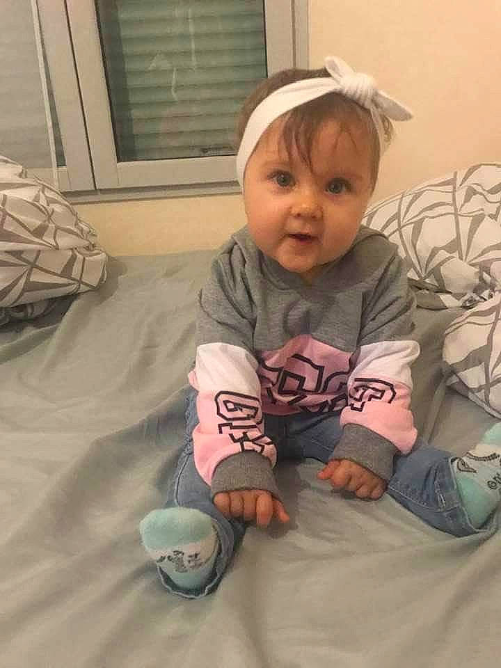 Milla participe au concours pour gagner de l'argent avec cette photo : baby, baby_toddler_clothing, cheek, child, comfort, cool, flooring, fun, happy, human_leg, linens, mouth, person, skin, sleeve, smile, t_shirt, thumb, toddler, window