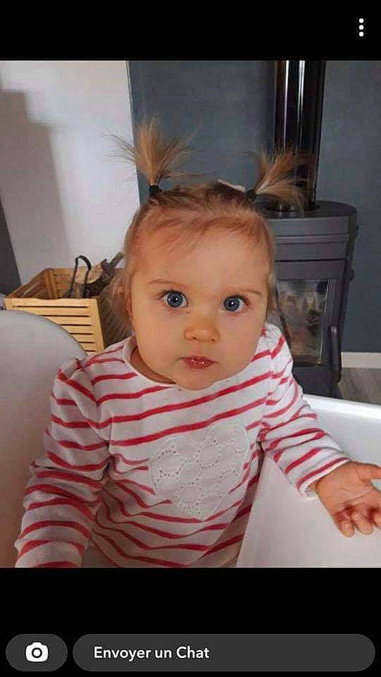 Milla a rejoint le concours — aidez-le/la à gagner de superbes lots ! baby, baby_toddler_clothing, cheek, child, ear, eyebrow, eyelash, face, flash_photography, forehead, fun, happy, iris, lip, nose, person, room, sitting, sleeve, t_shirt