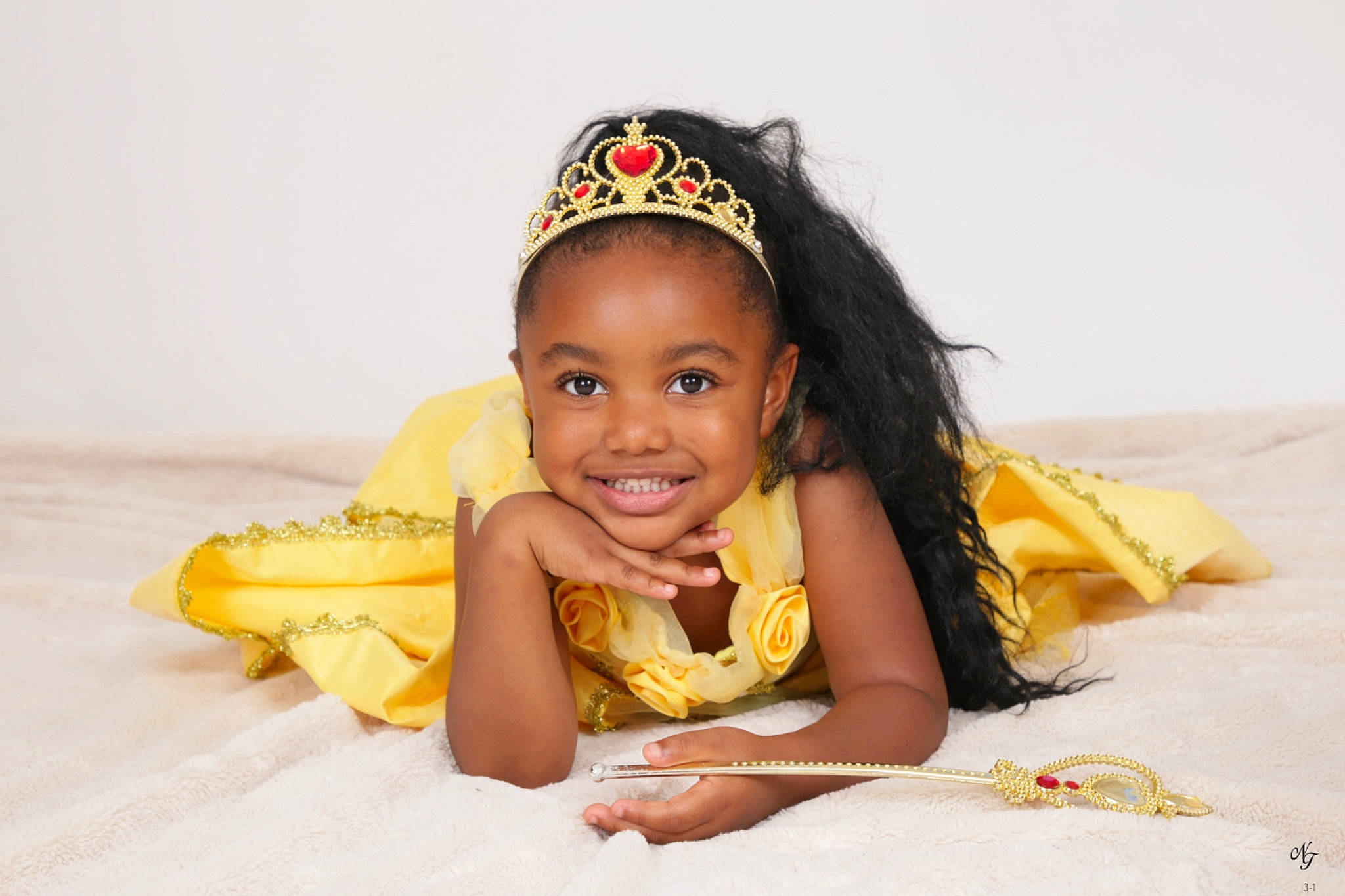 Améthyste participe au concours pour gagner de l'argent avec cette photo : cap, child, dress, eye, face, fashion_accessory, flash_photography, fun, hair, hair_accessory, happy, headband, headgear, headpiece, jewellery, joy, person, portrait_photography, sand, sitting