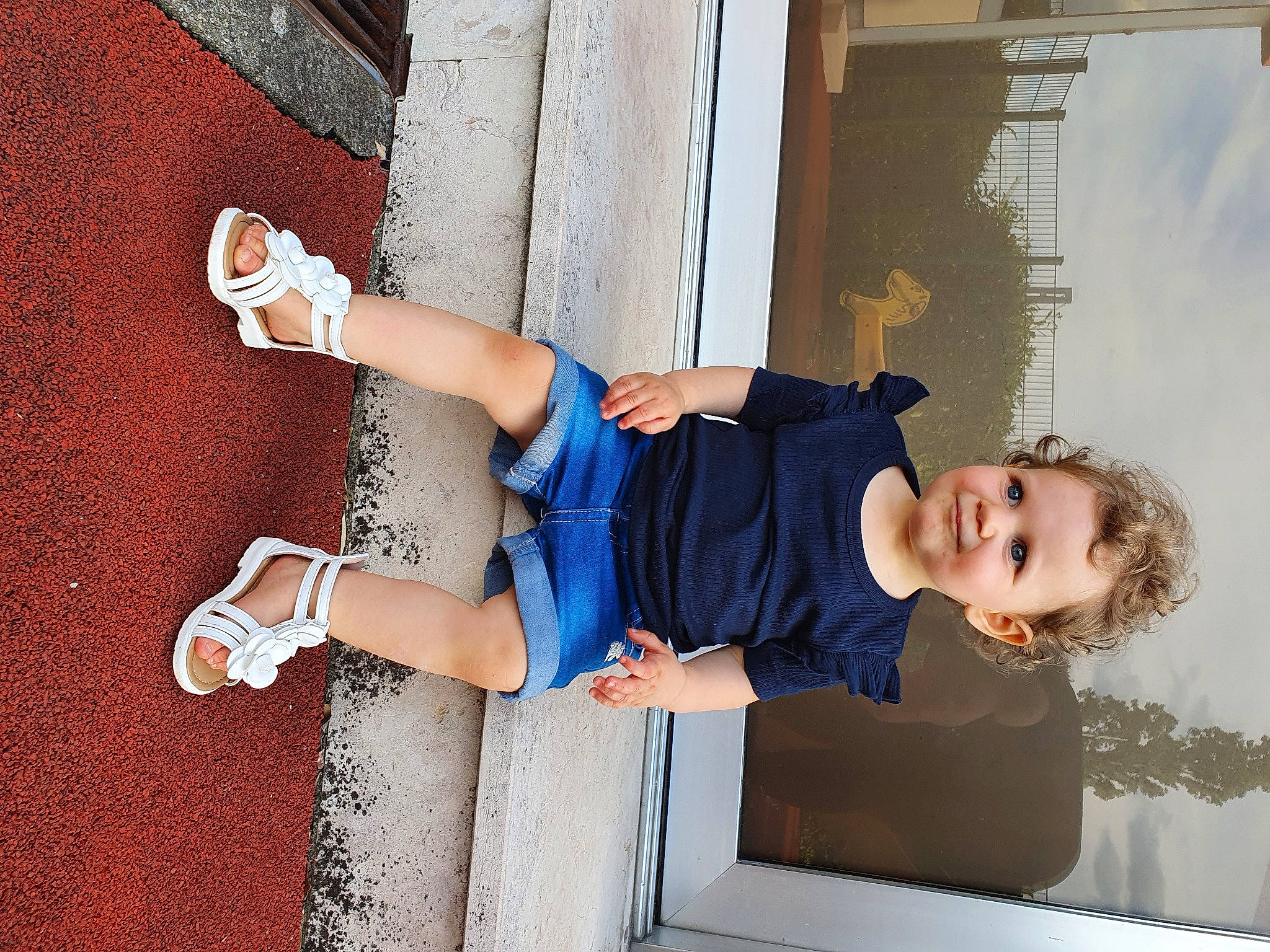 Kimberley a rejoint le concours — aidez-le/la à gagner de superbes lots ! arm, child, footwear, joy, leg, person, photography, shoe