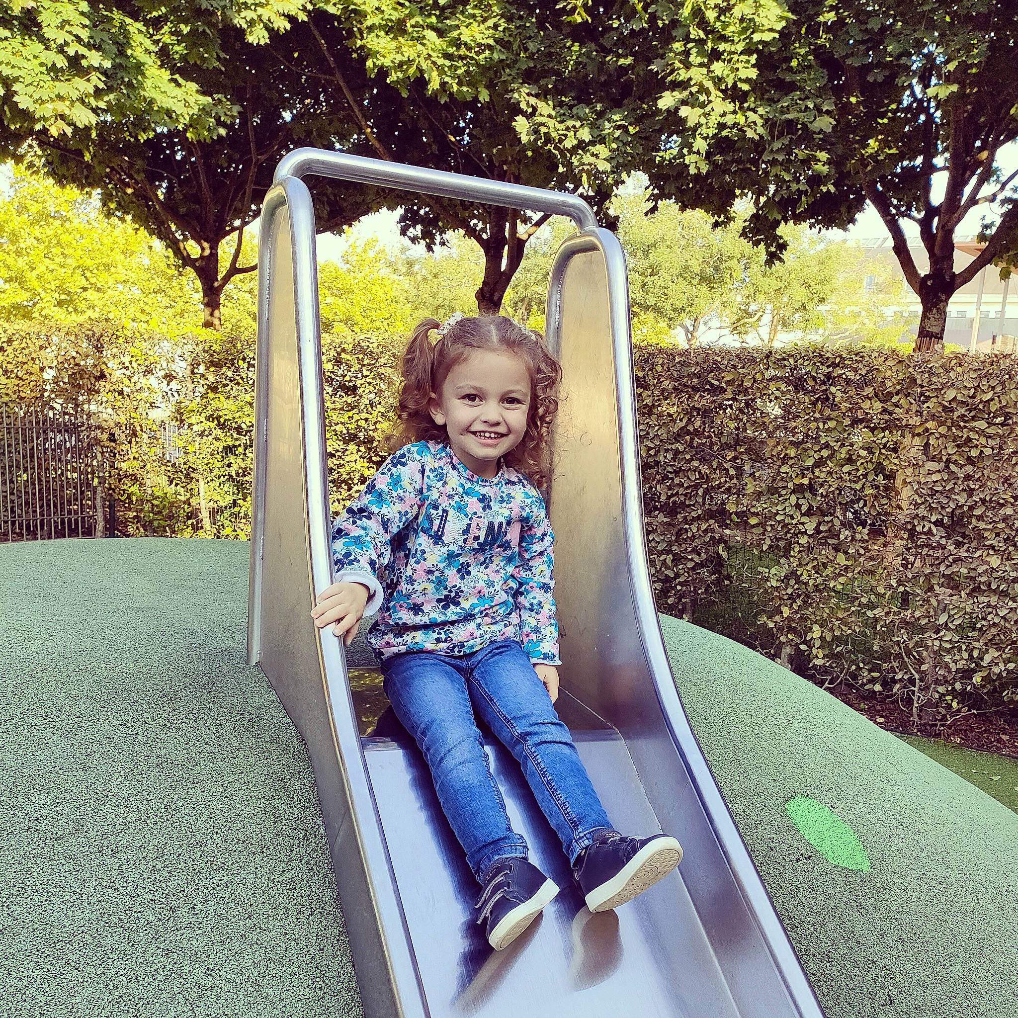Lena a rejoint le concours — aidez-le/la à gagner de superbes lots ! comfort, fun, grass, happy, joy, leaf, leisure, nature, outdoor_play_equipment, people_in_nature, person, plant, playground, public_space, recreation, smile, summer, tints_and_shades, toddler, tree