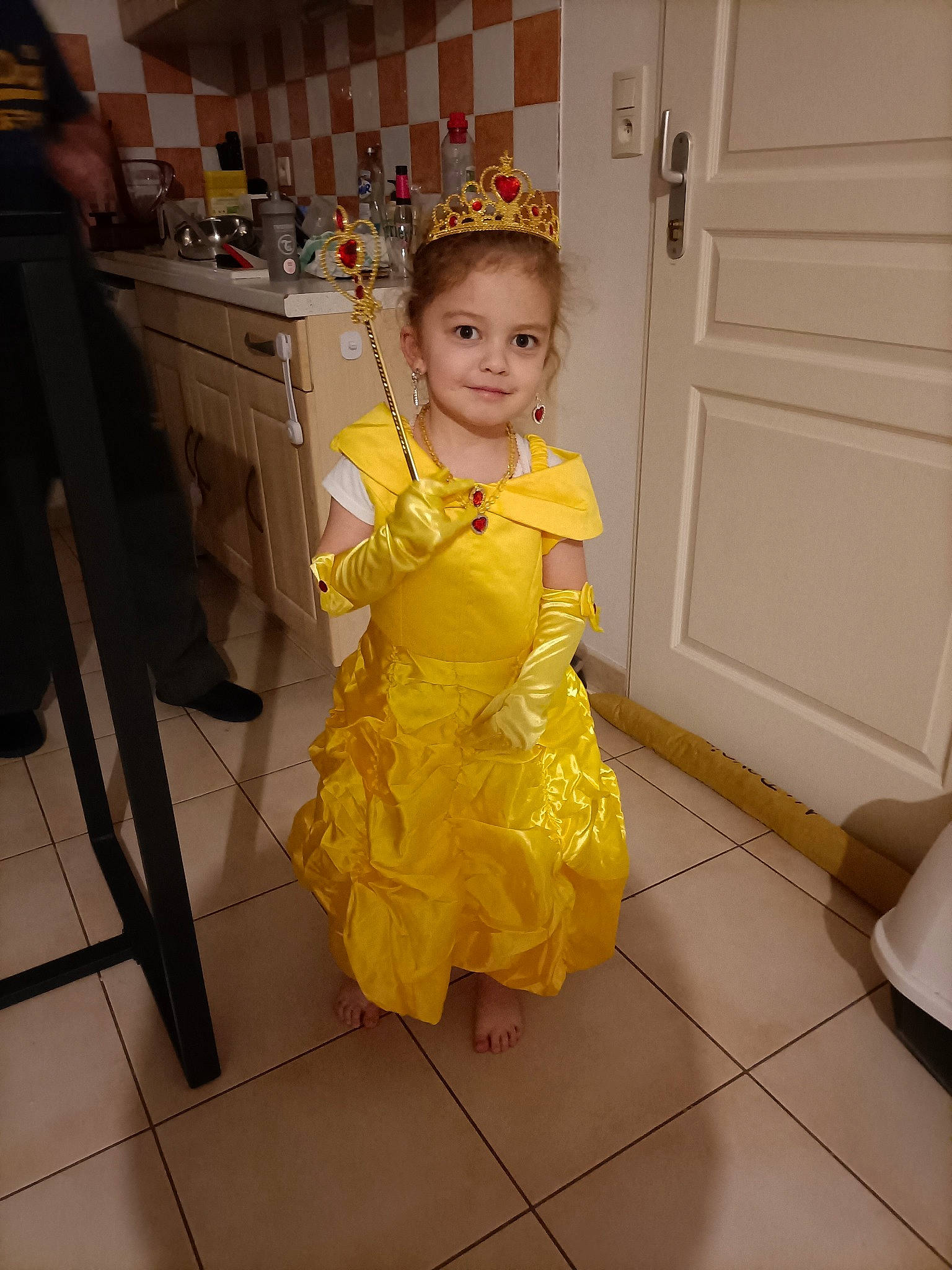 Lena a rejoint le concours — aidez-le/la à gagner de superbes lots ! cabinetry, costume_design, countertop, door, drawer, dress, event, fashion_design, flooring, formal_wear, fun, gown, hardwood, hat, joy, peach, person, room, ruffle, toddler