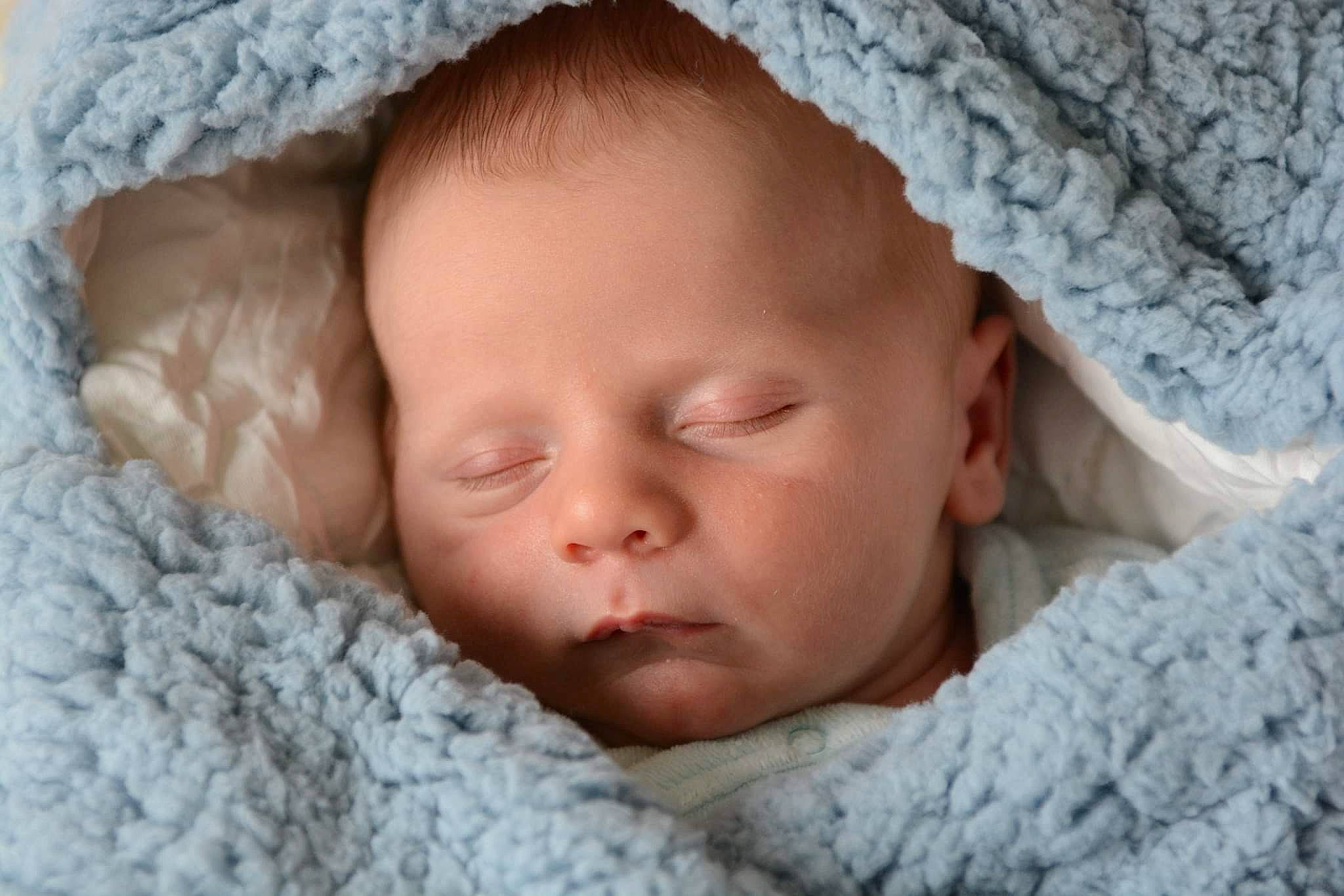 Gabriel participe au concours pour gagner de l'argent avec cette photo : baby, baby_sleeping, baby_toddler_clothing, cheek, child, comfort, ear, eyebrow, face, head, headgear, iris, linens, lip, nose, pattern, person, skin, textile, toddler