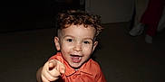 Lyzandro a rejoint le concours — aidez-le/la à gagner de superbes lots ! child, boy, curly_hair, smiling, pointing, indoor, shirt, happy, portrait, person, toddler, face, cute, light, flash, young, fun, expression, casual, playful