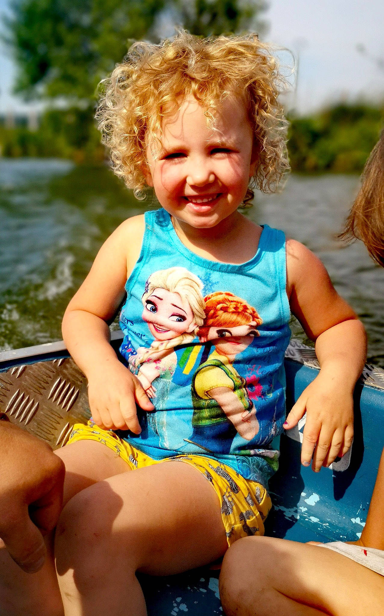 Mayanna a rejoint le concours — aidez-le/la à gagner de superbes lots ! azure, baby_toddler_clothing, blue, body_of_water, eye, face, facial_expression, grass, hand, happy, head, human_body, joy, muscle, people_in_nature, person, skin, smile, sunlight, thigh