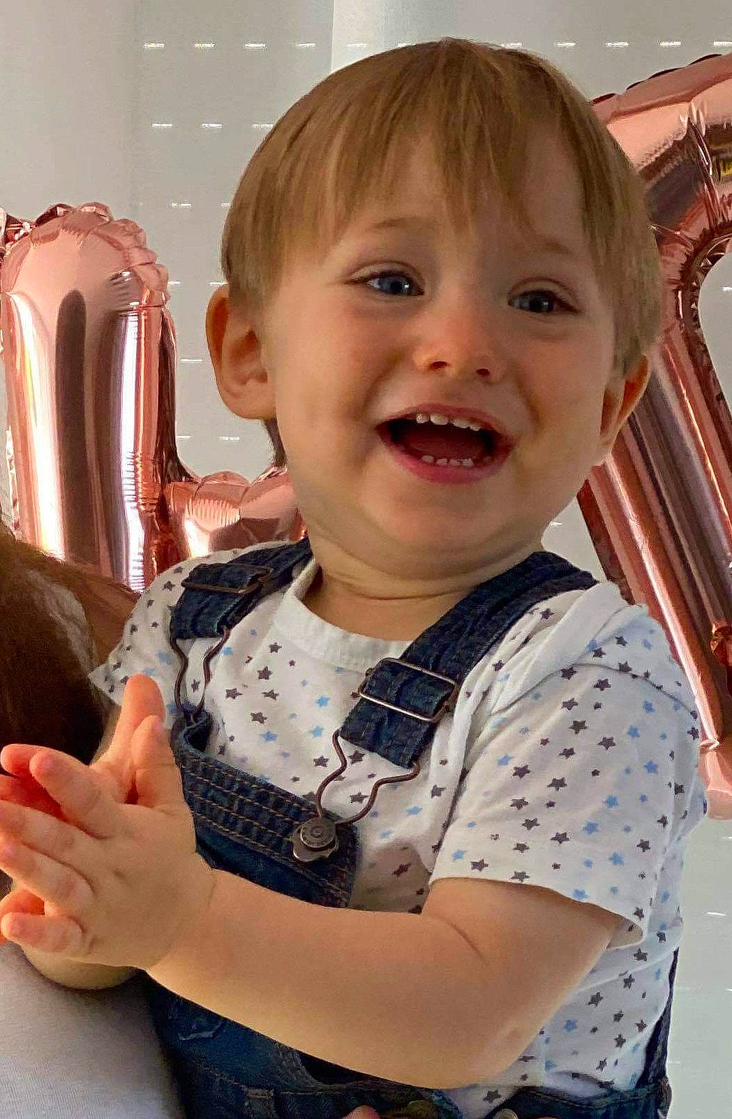 Loïc participe au concours pour gagner de l'argent avec cette photo : arm, baby_toddler_clothing, cheek, child, chin, facial_expression, fun, gesture, happy, human, iris, mouth, nose, organ, people, person, skin, sleeve, smile, t_shirt