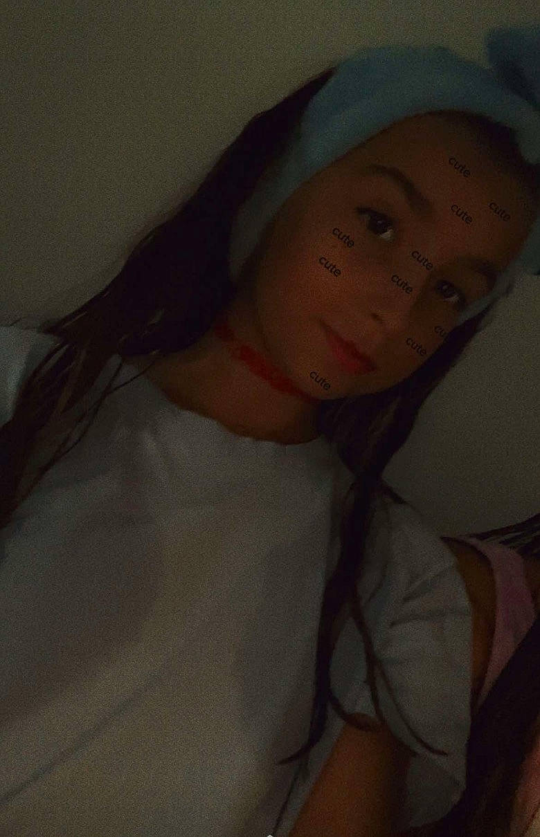 Tatiana participe au concours pour gagner de l'argent avec cette photo : abdomen, cap, cheek, chest, comfort, elbow, eyelash, flesh, forehead, fun, gesture, jaw, mouth, neck, nose, person, sleeve, smile, t_shirt, thumb