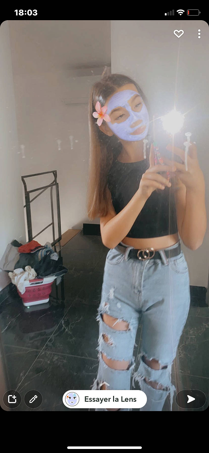 Tatiana participe au concours pour gagner de l'argent avec cette photo : bag, chest, cool, denim, eyewear, fashion_design, flash_photography, fun, gesture, hairstyle, human_leg, joint, knee, luggage_and_bags, person, shoulder, t_shirt, thigh, trunk, vision_care