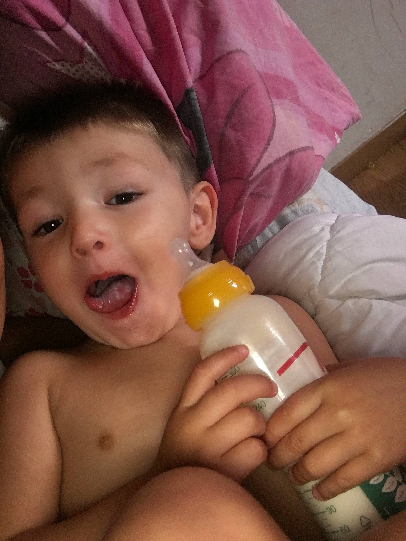 Kaïs a rejoint le concours — aidez-le/la à gagner de superbes lots ! arm, baby_bottle, cheek, ear, eyebrow, eyelash, facial_expression, finger, gesture, hairstyle, hand, happy, human_body, iris, lip, mouth, neck, nose, person, skin