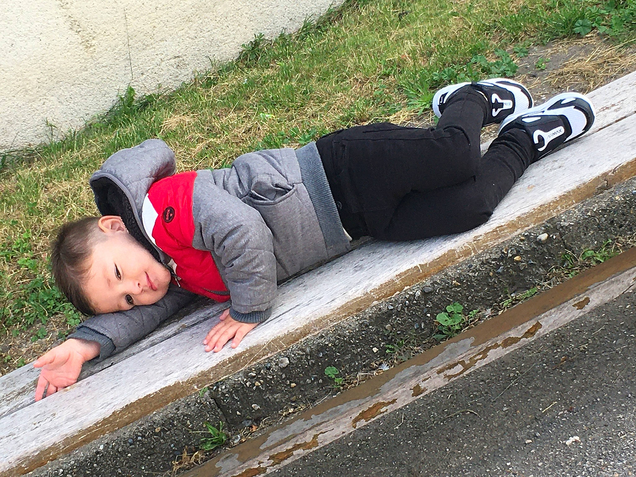 Kaïs a rejoint le concours — aidez-le/la à gagner de superbes lots ! asphalt, carmine, city, concrete, curb, grass, human_leg, leisure, pedestrian, people_in_nature, person, plant, recreation, road, road_surface, shadow, sidewalk, sitting, street, tar