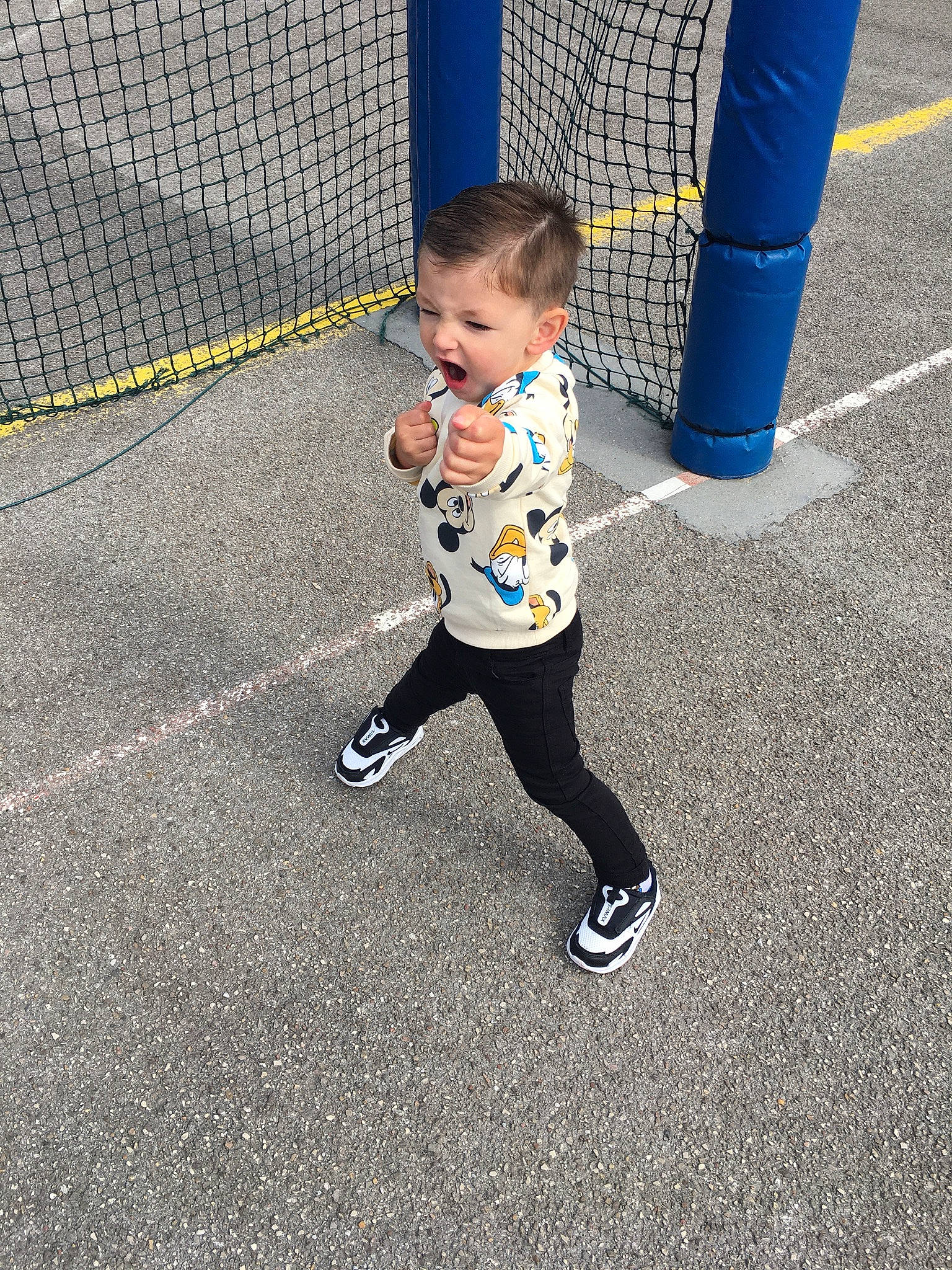 Kaïs a rejoint le concours — aidez-le/la à gagner de superbes lots ! active_pants, asphalt, baby, child, electric_blue, fence, fun, happy, head, mesh, person, play, public_space, recreation, road_surface, sleeve, sportswear, street_fashion, sweatpant, t_shirt