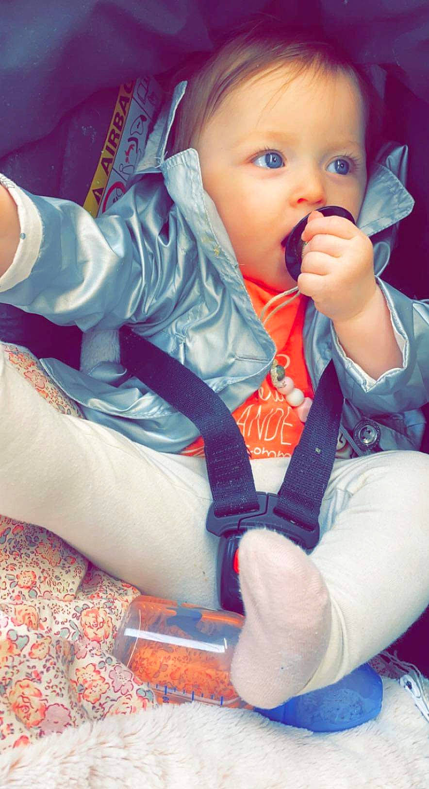 Aliyah a rejoint le concours — aidez-le/la à gagner de superbes lots ! baby, baby_toddler_clothing, blue, cheek, comfort, drinkware, electric_blue, eye, face, finger, happy, head, iris, lip, mouth, nose, orange, person, skin, sleeve