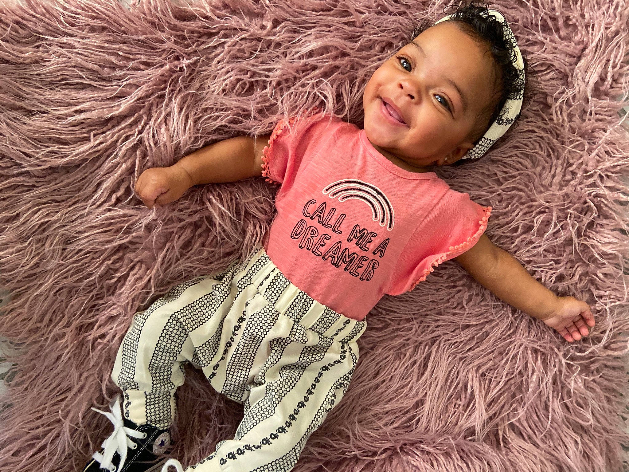 Samira is registered to the contest to win money with this photo: arm, baby_toddler_clothing, beauty, blond, child, eye, flash_photography, grass, hair, happy, human_leg, joy, long_hair, people_in_nature, person, skin, sleeve, smile, t_shirt, thigh