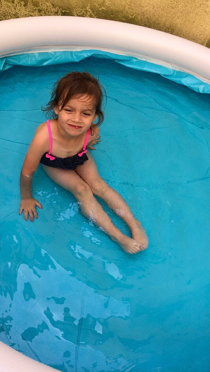 Layla participe au concours pour gagner de l'argent avec cette photo : baby, child, fun, games, joy, leisure, person, play, recreation, smile, summer, swimming, swimming_pool, toddler, vacation, water