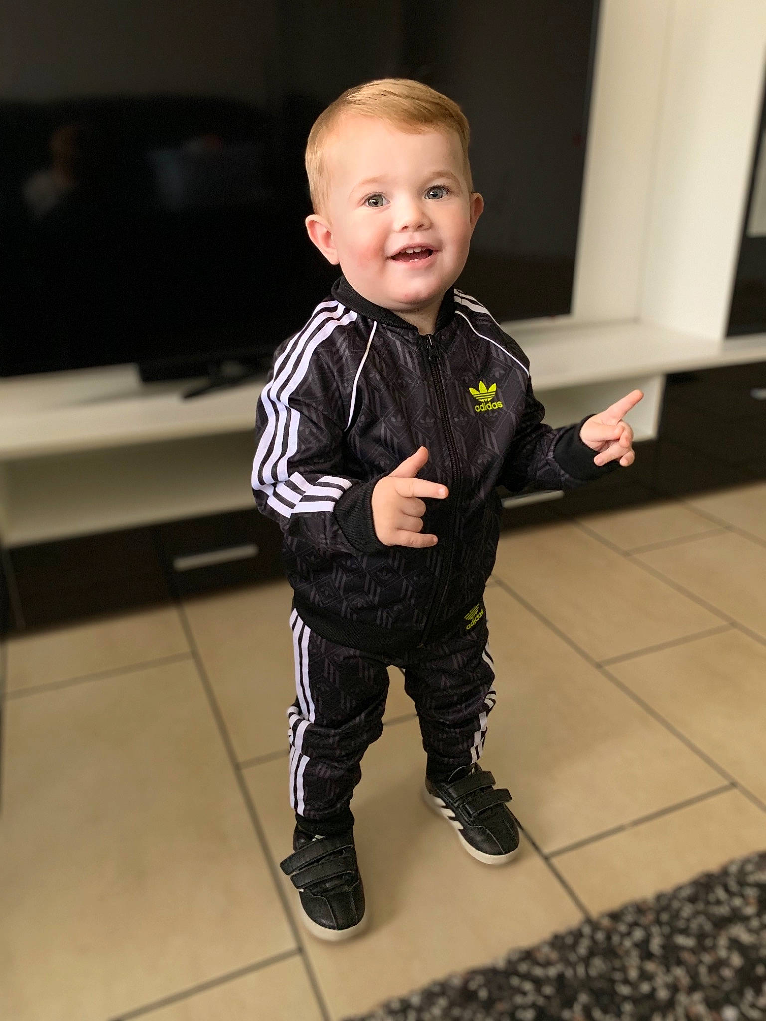 Shuajb participe au concours pour gagner de l'argent avec cette photo : baby, baby_toddler_clothing, cheek, child, cleanliness, event, eye, face, flooring, fun, happy, joy, person, room, shoe, sleeve, smile, toddler