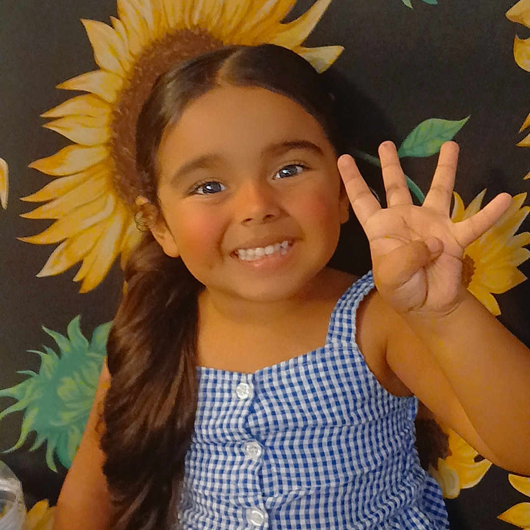 Yolanda is registered to the contest to win money with this photo: accessories, bodypart, child, clothing, face, female, finger, flower, girl, hand, happy, hat, head, leaf, person, photography, plant, portrait, smile, sunflower