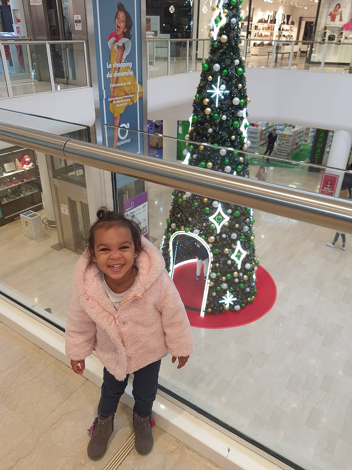 Naëlya participe au concours pour gagner de l'argent avec cette photo : christmas_decoration, christmas_ornament, christmas_tree, event, flooring, happy, holiday, holiday_ornament, joy, leisure, ornament, person, photograph, plant, smile, snapshot, standing, surprise, toddler, travel