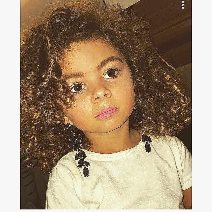 Paulette participe au concours pour gagner de l'argent avec cette photo : black_hair, brown_hair, cheek, child, child_model, eyebrow, forehead, girl, hair_coloring, hairstyle, head, human, lip, long_hair, person, toddler