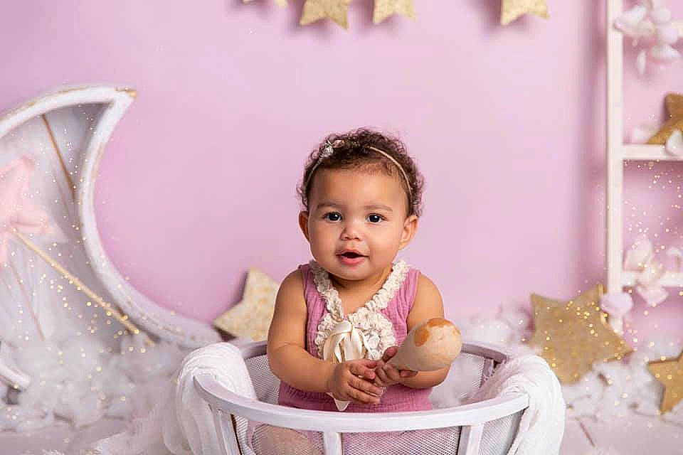 Calie participe au concours pour gagner de l'argent avec cette photo : baby, baby_toddler_clothing, chair, cheek, child, dress, embellishment, event, flash_photography, fun, happy, headpiece, magenta, person, pink, purple, skin, sleeve, smile, tableware