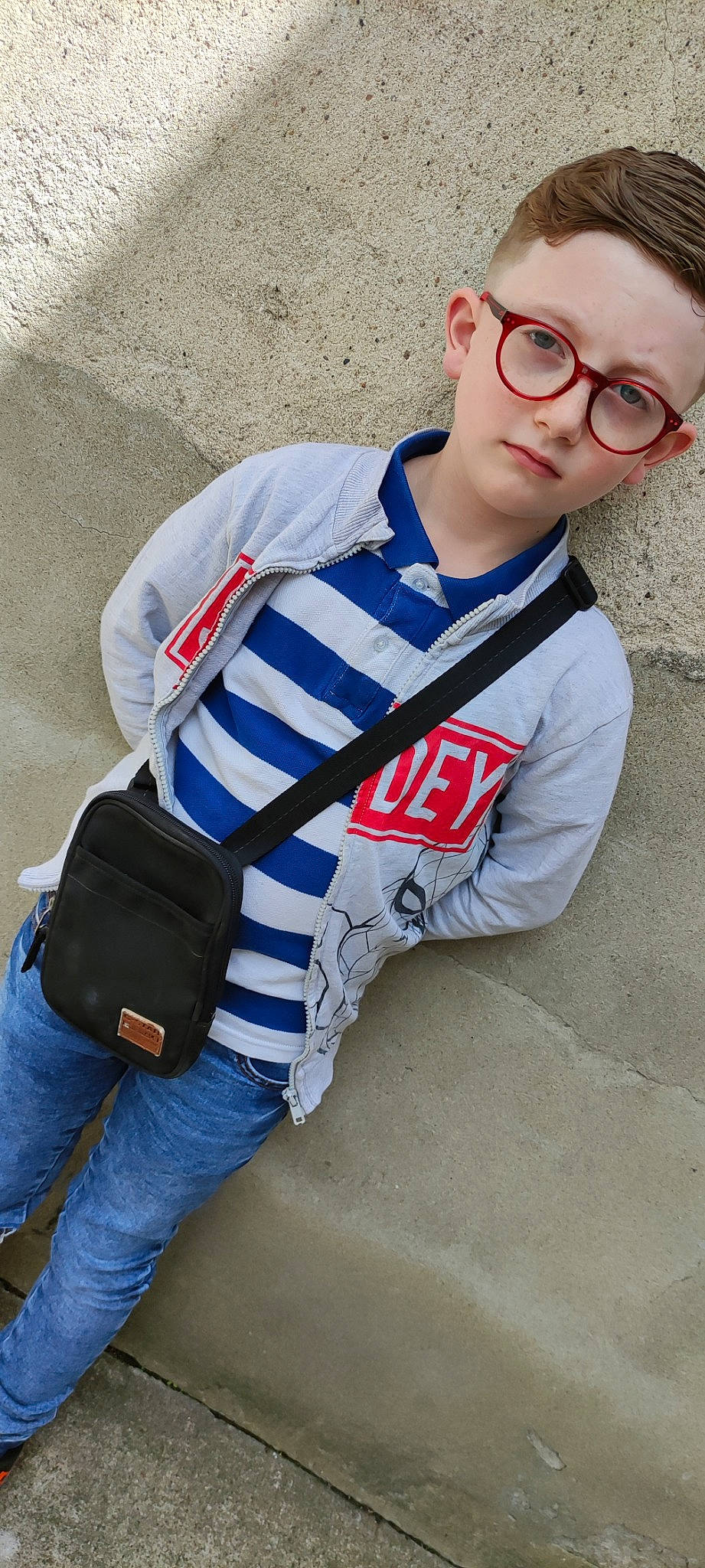 Lorenzo participe au concours pour gagner de l'argent avec cette photo : cool, denim, elbow, electric_blue, eyewear, fun, glasses, human_body, jeans, jersey, joint, neck, person, personal_protective_equipment, shoulder, sleeve, sportswear, t_shirt, thigh, vision_care