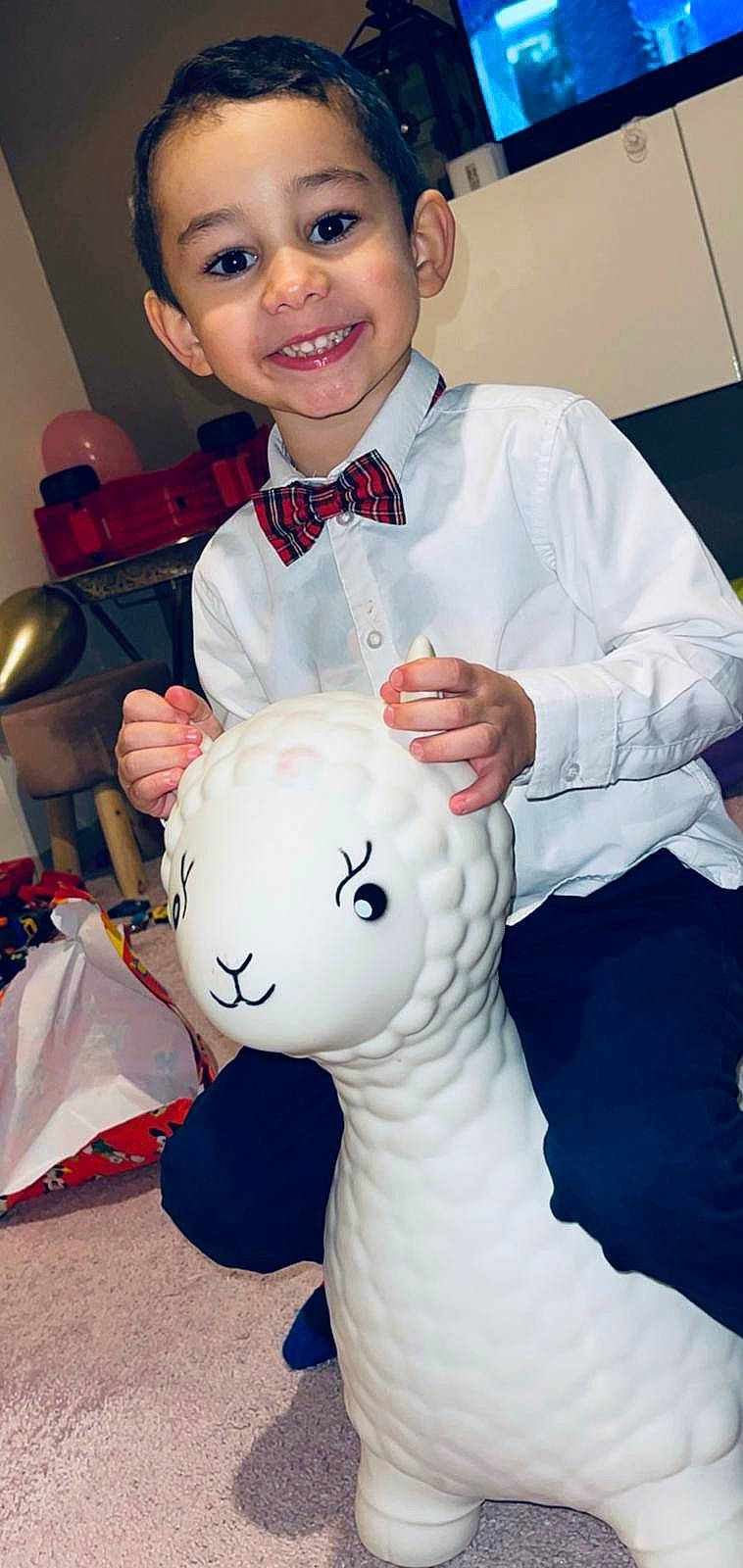 Adem a rejoint le concours — aidez-le/la à gagner de superbes lots ! child, costume, event, facial_expression, formal_wear, fun, fur, gesture, happy, head, headgear, joy, nose, organ, person, plush, smile, stuffed_toy, tie, toddler