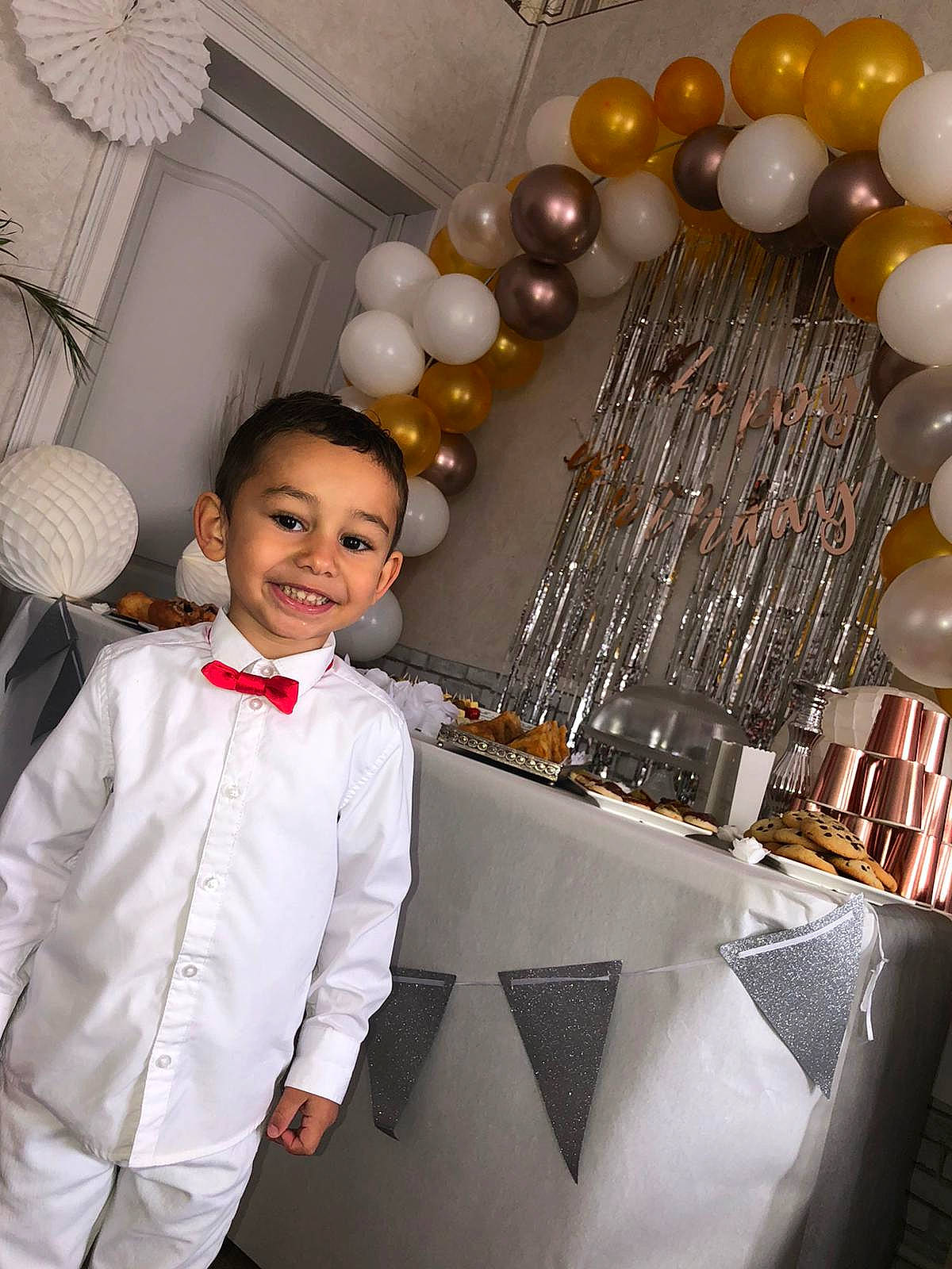 Adem a rejoint le concours — aidez-le/la à gagner de superbes lots ! balloon, ceiling_fan, dress_shirt, event, fashion_accessory, fashion_design, flash_photography, flooring, formal_wear, fun, happy, jewellery, joy, mechanical_fan, person, room, smile, textile, toddler, uniform