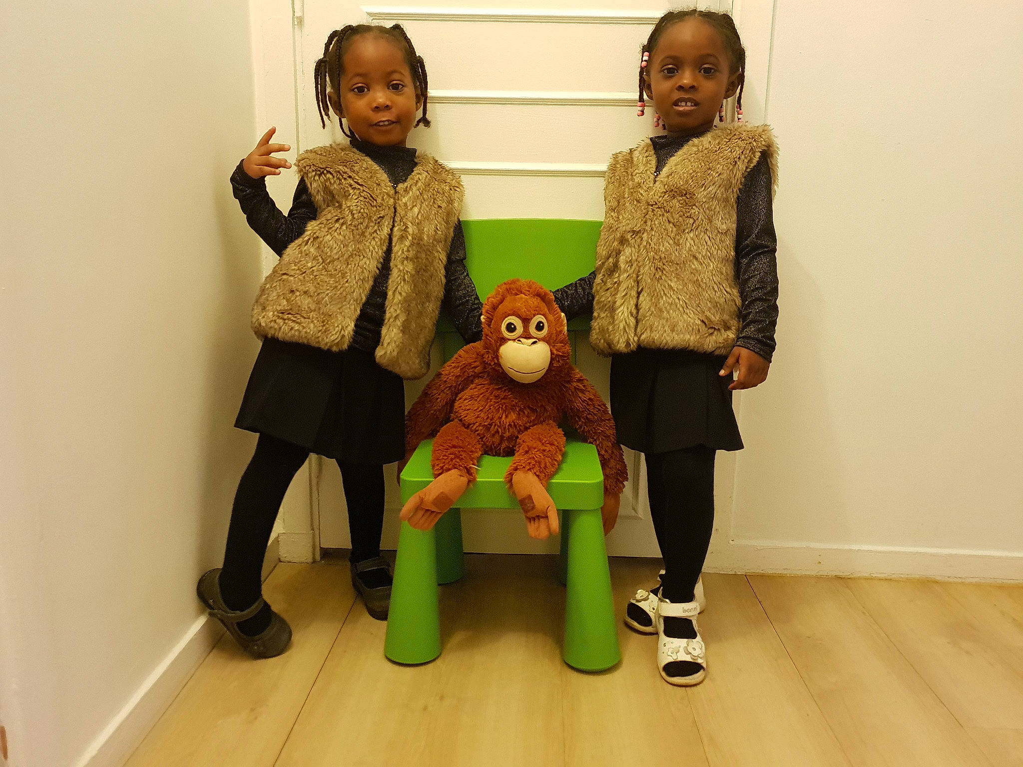 Sayana a rejoint le concours — aidez-le/la à gagner de superbes lots ! child, fun, knee, leg, person, standing, stuffed_toy, toddler, toy