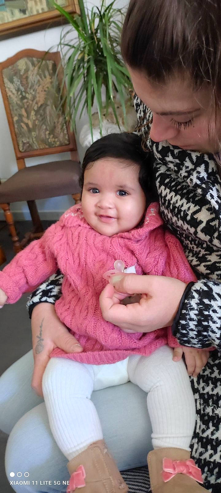 Leya participe au concours pour gagner de l'argent avec cette photo : baby, baby_toddler_clothing, chair, cheek, child, finger, happy, houseplant, human_body, joy, lap, lip, nose, person, picture_frame, pink, sitting, skin, sleeve, smile