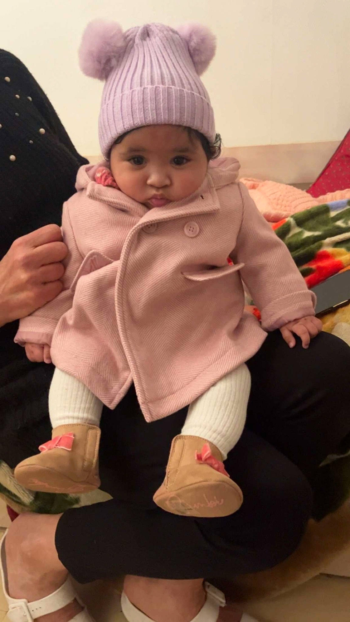 Leya a rejoint le concours — aidez-le/la à gagner de superbes lots ! baby, baby_toddler_clothing, beanie, cap, cheek, child, doll, headgear, headwear, knit_cap, lap, linens, person, pink, sitting, skin, sleeve, textile, thumb, toddler