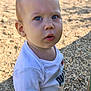 Alma participe au concours pour gagner de l'argent avec cette photo : toddler, child, face, eyes, white_shirt, outdoor, daylight, curious, portrait, standing, young_child, skin, head, expression, person, casual_clothing, sunlight, nature, background, closeup