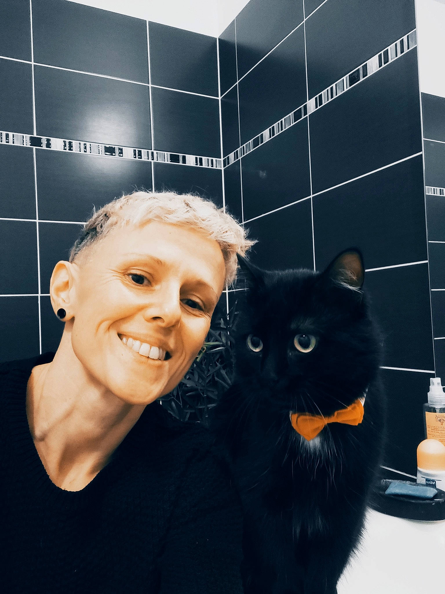 Socrate participe au concours pour gagner de l'argent avec cette photo : black_cat, carnivore, cat, domestic_short_haired_cat, electric_blue, eyewear, felidae, formal_wear, fur, gesture, happy, portrait_photography, room, selfie, sitting, small_to_medium_sized_cats, smile, snout, whiskers, white_collar_worker