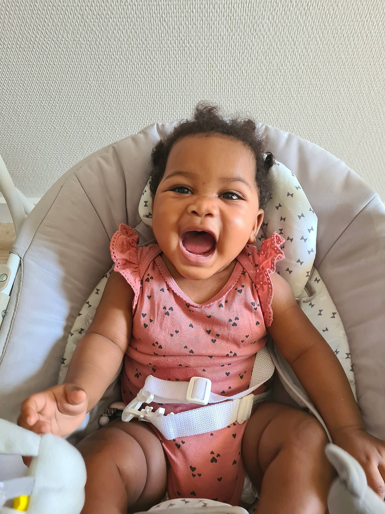 Kamelya participe au concours pour gagner de l'argent avec cette photo : abdomen, arm, baby, baby_toddler_clothing, chest, comfort, face, finger, happy, knee, leg, lip, mouth, neck, person, skin, sleeve, smile, stomach, thigh
