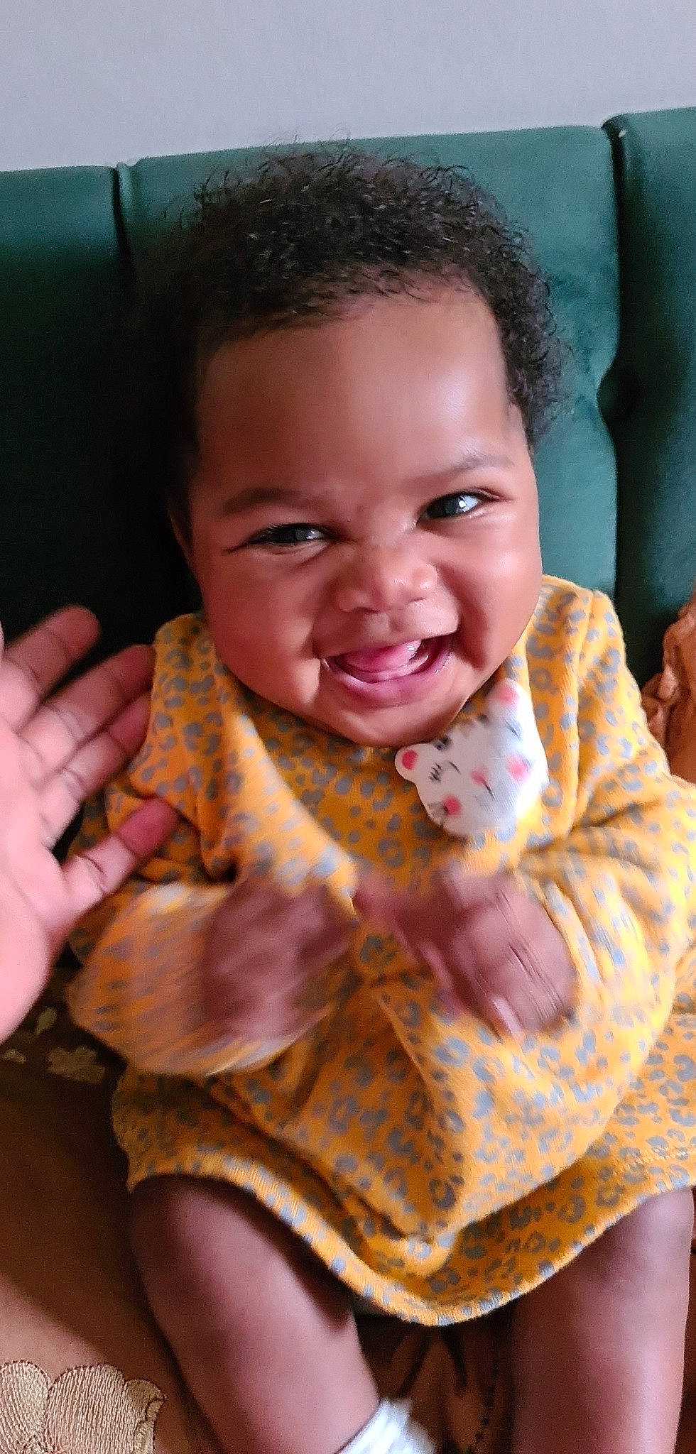 Kamelya a rejoint le concours — aidez-le/la à gagner de superbes lots ! arm, cheek, chin, ear, eye, eyebrow, hand, happy, head, human_body, iris, lip, mouth, muscle, neck, nose, person, skin, sleeve, smile