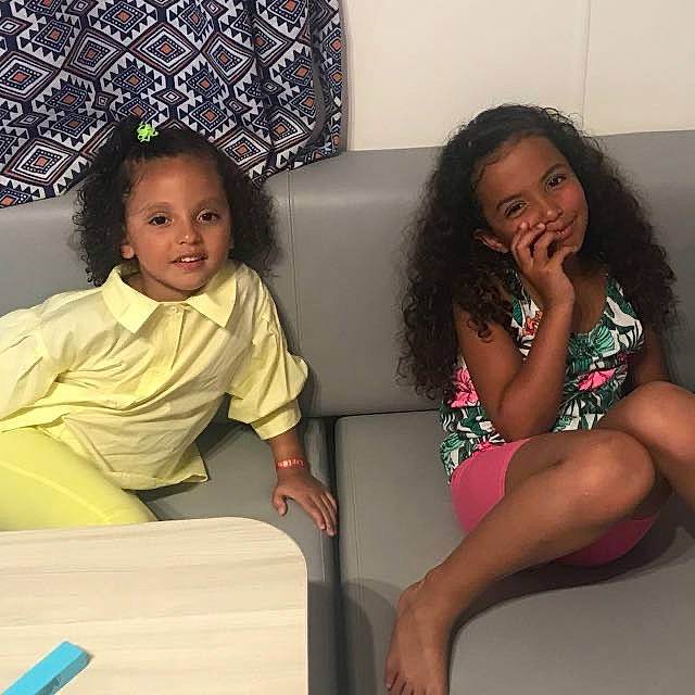 Hanifa participe au concours pour gagner de l'argent avec cette photo : arm, comfort, face, fashion, finger, fun, hairstyle, happy, head, human, human_body, joy, lap, leg, mouth, organ, person, sharing, shoulder, skin