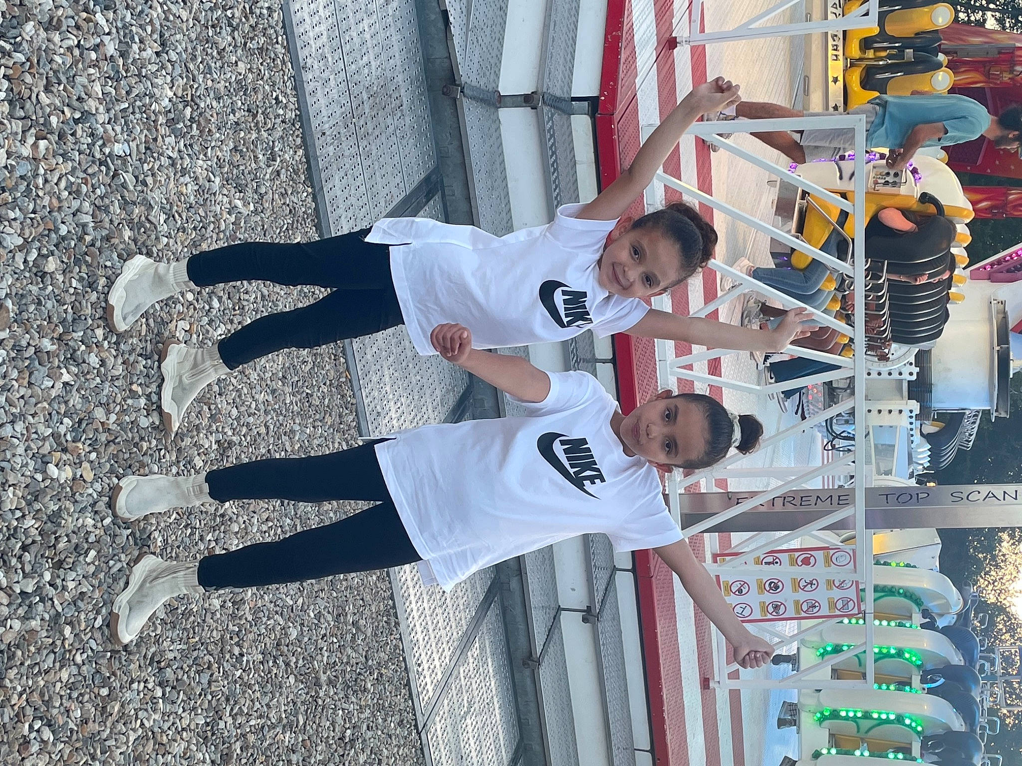 Hanifa a rejoint le concours — aidez-le/la à gagner de superbes lots ! electrical_supply, engineering, fun, hat, human_leg, joy, machine, outdoor_shoe, pedestrian, person, recreation, shadow, shorts, sidewalk, sports_uniform, t_shirt, walking_shoe