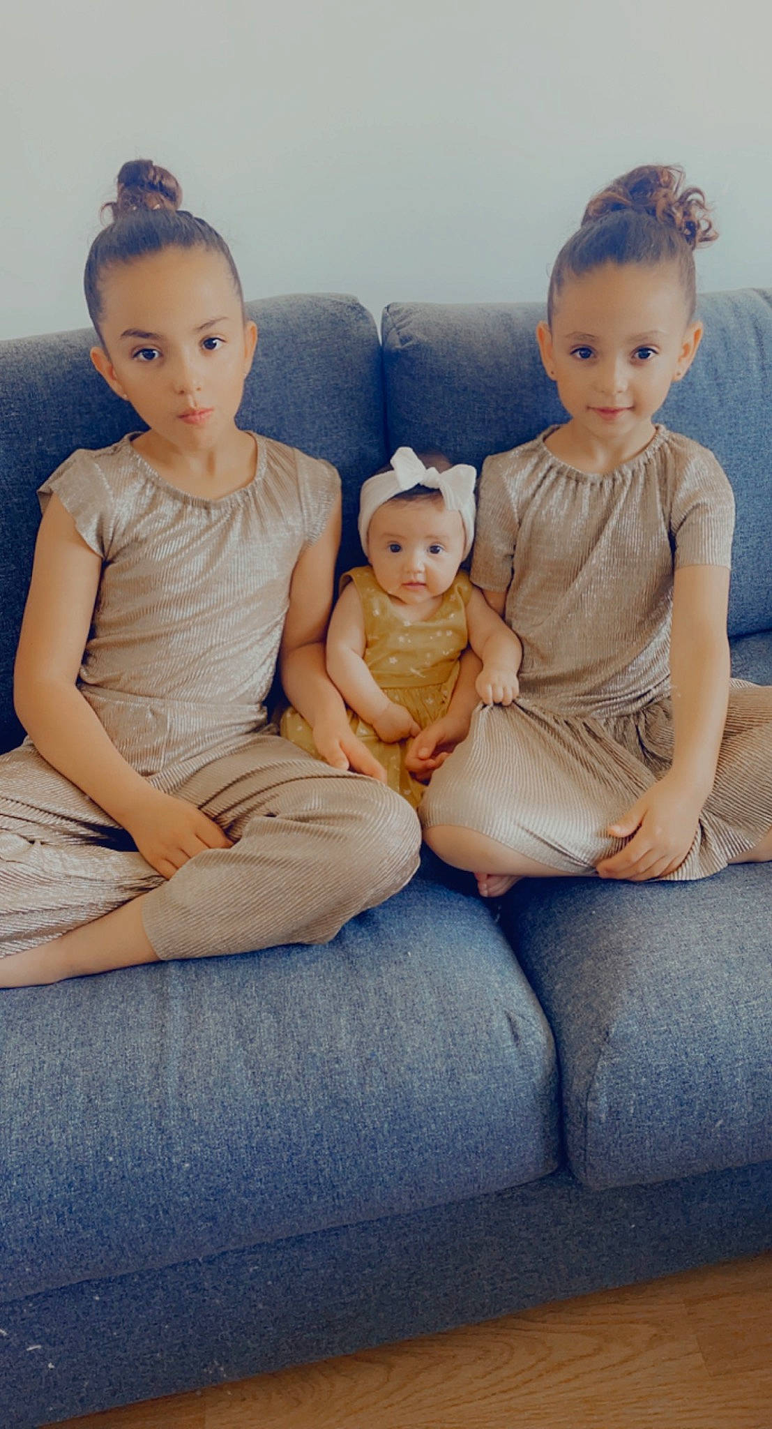 Elissa participe au concours pour gagner de l'argent avec cette photo : arm, azure, baby_toddler_clothing, blue, chin, comfort, eye, face, flash_photography, hair, hand, head, human_body, iris, joint, leg, neck, person, shoulder, skin