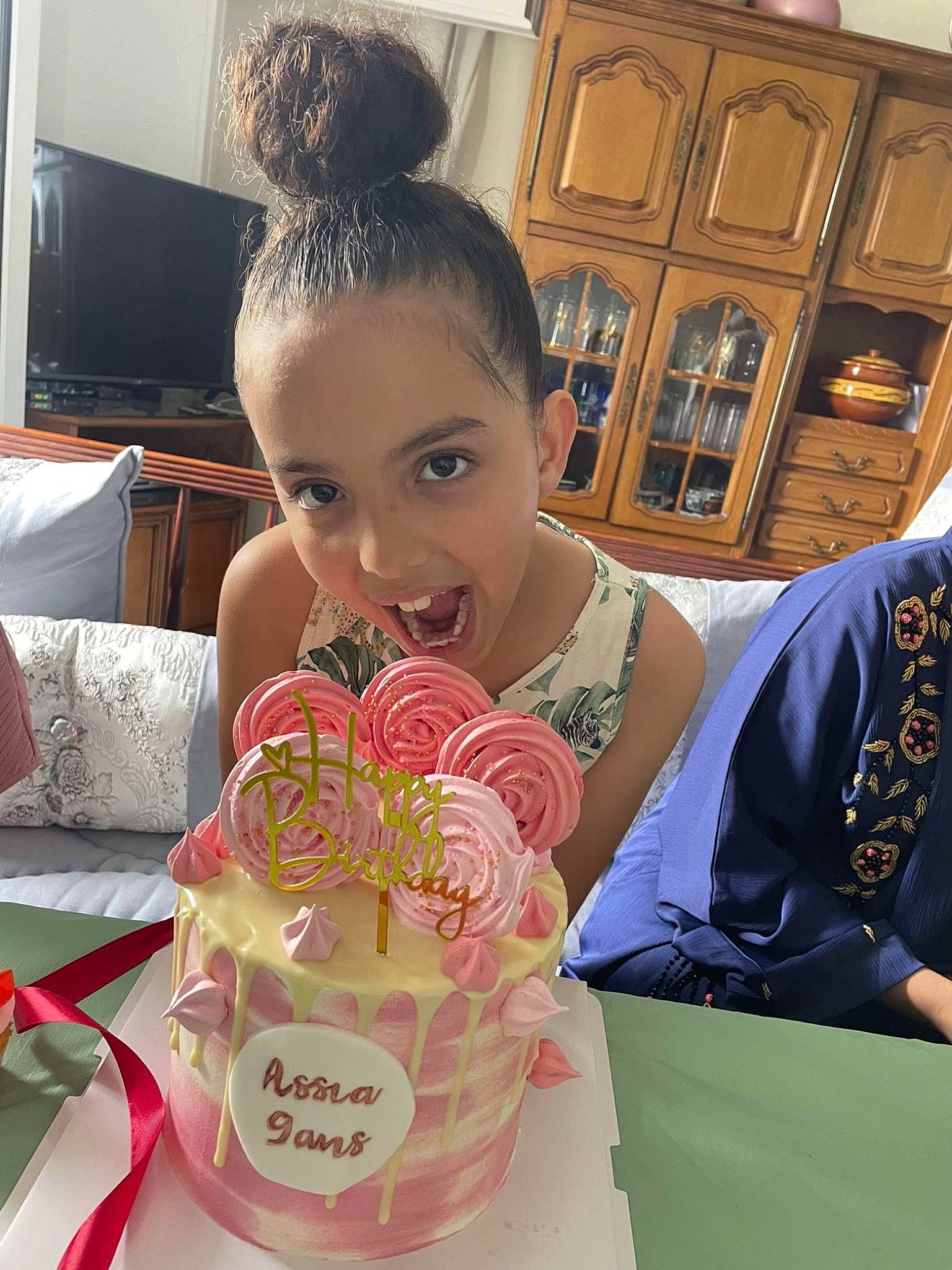 Assia a rejoint le concours — aidez-le/la à gagner de superbes lots ! beauty, chair, child, computer_monitor, cup, dishware, drinkware, event, fashion_design, happy, person, plate, porcelain, saucer, serveware, sweetness, table, tableware, teacup, television