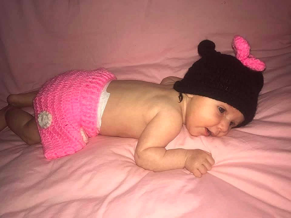 Chelsea participe au concours pour gagner de l'argent avec cette photo : arm, comfort, eye, flash_photography, floor, hair, hand, head, headgear, headwear, human_body, knee, leg, mammal, mouth, person, pink, skin, stomach, textile