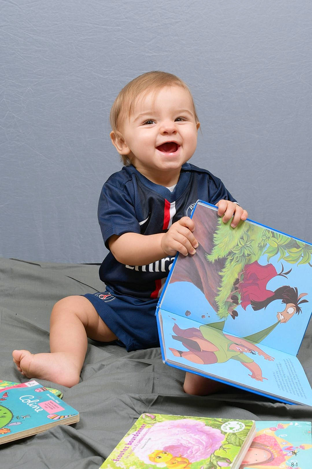 Gaye participe au concours pour gagner de l'argent avec cette photo : art, baby, baby_playing_with_toys, baby_toddler_clothing, child, fun, happy, joy, leisure, linens, pattern, person, play, room, sitting, sleeve, smile, t_shirt, toddler, vacation